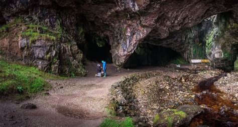 Woman Wears Her Engagement Ring For Entire Year Without Even Knowing It ...