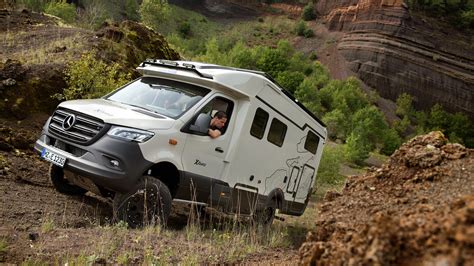 EURA MOBIL Xtura Un Camping Car Sur Mercedes 4x4 En Approche