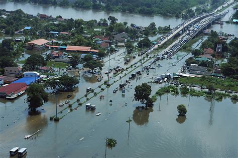 Thailand Flood Waters Gain On Bangkok The Watchers