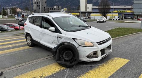 Buchs Sg Lenker Prallt Bei Unfall Gegen Leitplanke