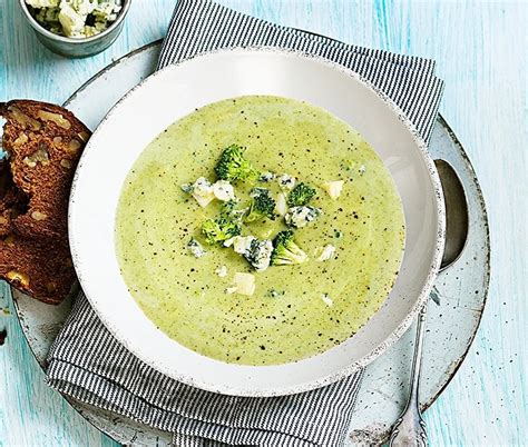 Krämig soppa med broccoli palsternacka och ädelost Recept ICA se