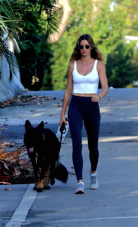 Gisele Bündchen in Workout Outfit 03/16/2024 • CelebMafia