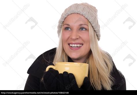 Junge Blonde Frau Trinkt Eine Tasse Tee Und Schaut Lizenzfreies Foto Bildagentur