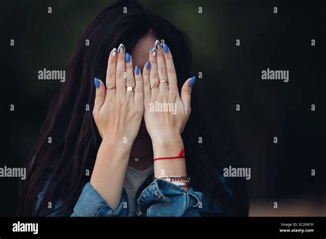 Cheveux De Jeune Femme Se Cachant Le Visage Banque De Photographies Et