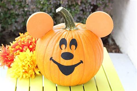 DIY Mickey Mouse Pumpkin | Cutefetti