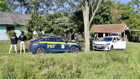 PRF prende quatro homens e recupera veículo roubado Polícia