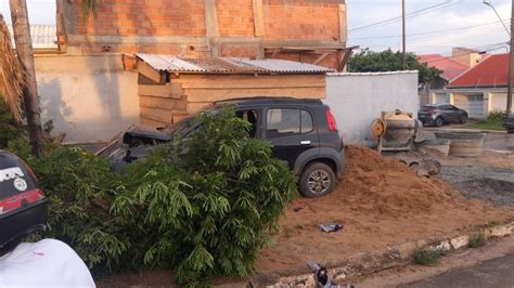 Após perseguição policial e tiros motorista colide carro em árvore