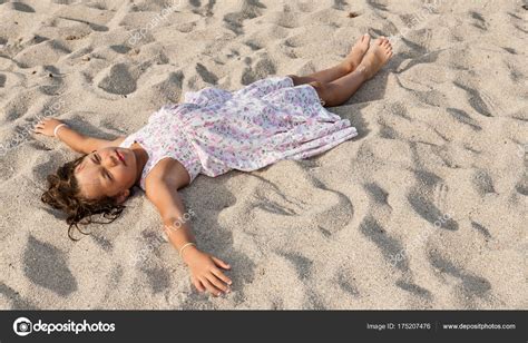 Portrait D une Petite Fille Allongée Sur Plage image libre de droit par