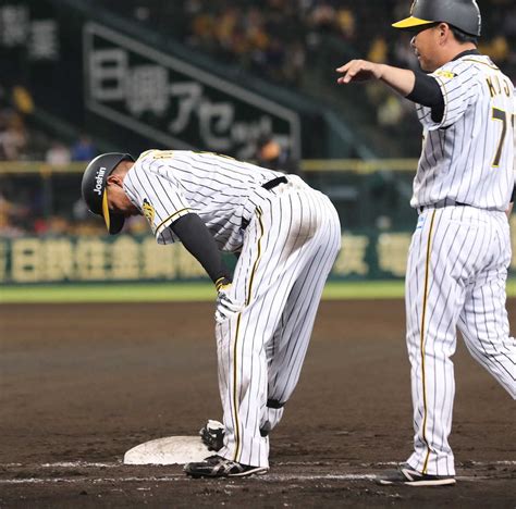 ＜神・中＞6回、遊撃内野安打を放った際に右太腿を痛めた福留は負傷退場（撮影・大森 寛明） ― スポニチ Sponichi Annex 野球