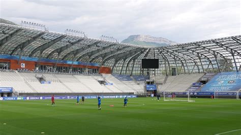 Stade Des Alpes Une Nouvelle Pelouse Install E Cet T