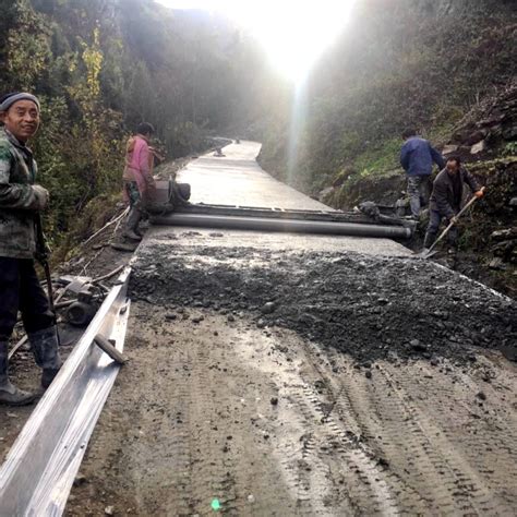 修水泥路耐用农村大山谷图库