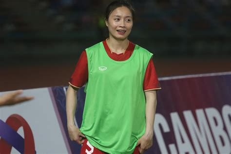 Hot girl tuyển Việt Nam biểu cảm cực đáng yêu tẽn tò vì bị đồng đội bắt lỗi