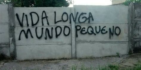 Letra Vida Longa Mundo Pequeno - Graffiti on Concrete Wall | Vida longa mundo pequeno, Diy presente ...