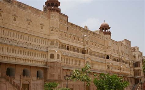 Ratangarh fort Travel Guide, Places to see, Attractions - Trodly