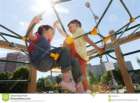 Groupe Denfants Heureux Sur Le Terrain De Jeu Denfants Image Stock