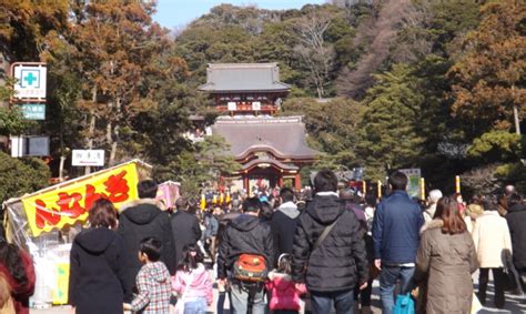 【2024年版】鶴岡八幡宮｜初詣の混雑状況は？駐車場や屋台など詳しくご紹介！ かまくらいふ｜鎌倉・江ノ島のグルメやおでかけ情報