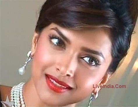 Deepika Padukone Hot Wallpaper Bikini In Saree Hot In Cocktail In White