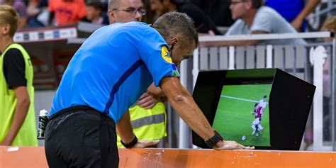 Le Var Ou Ces Assistants Qui Mettent La Puce Loreille De Larbitre