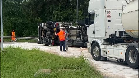 Camion Si Ribalta Una Cisterna Di Olio Finisce Sulla Strada Noitv