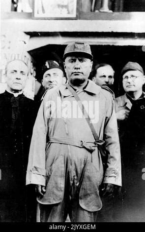 Il Dittatore Italiano Benito Mussolini In Visita Alle Truppe Italiane