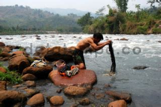 Warga Mencuci Dan Mandi Di Sungai Citarum Datatempo