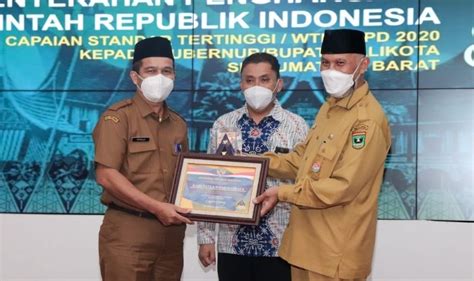 Pertahankan Opini WTP 5 Tahun Berturut Turut Sumbar Dapat Penghargaan