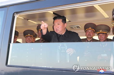 详讯朝媒称金正恩观摩新型武器试射 韩联社