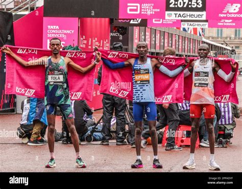 London Marathon Winner Hi Res Stock Photography And Images Alamy