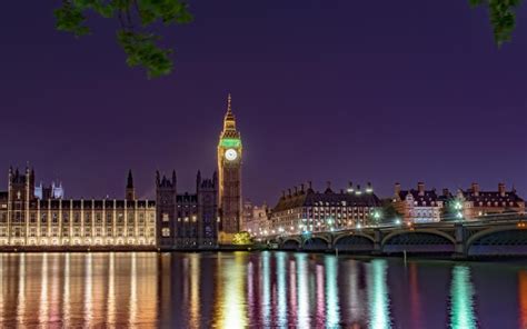 Luces de colores cayendo por el puente de Westminster sobre el río