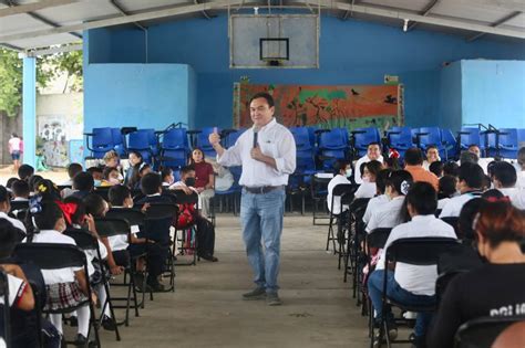 Niñas y niños de Celestún reciben mobiliario escolar