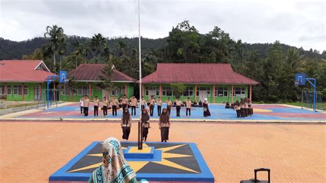 Matangkan Persiapan Upacara Bendera Anggota Koramil Slp Latih Siswa