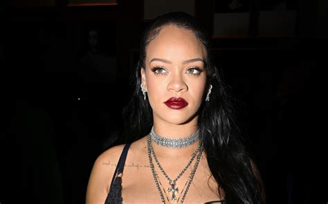 Rihanna se roba el show de Dior luciendo su embarazo en lencería CHIC