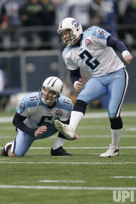 Photo: Tennessee Titans kicker Rob Bironas misses a field goal in ...