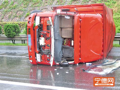 雨天路滑 一大货车霞浦高速公路上侧翻宁德网