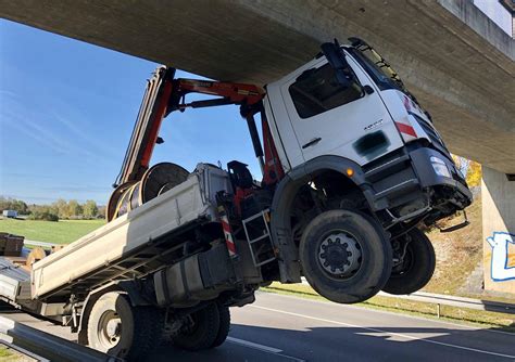 Bichl 80 Jähriger bleibt mit Lastwagen spektakulär an Brücke hängen