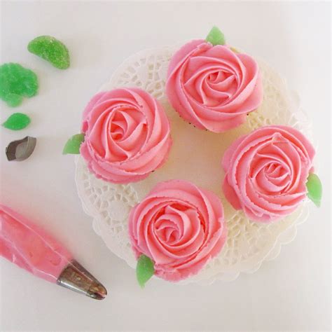 {video} How To Pipe A Simple Buttercream Swirl Rose Cupcakes 101