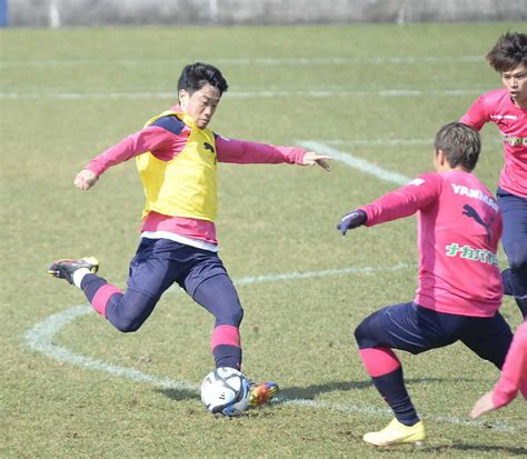 実戦形式の練習でシュートを放つc大阪・香川真司 ― スポニチ Sponichi Annex サッカー