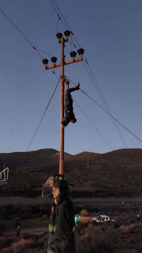 Chubut intentó robar los cables de un poste de luz y quedó colgado por