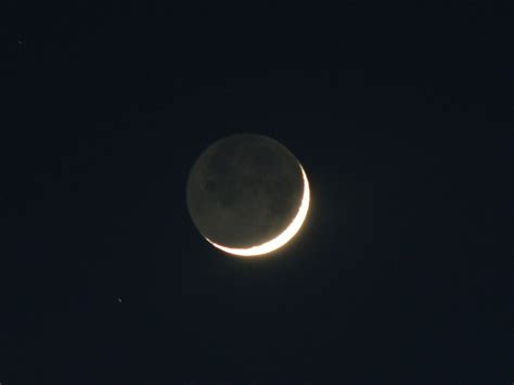 Desde El Tercer Planeta La Luz Cenicienta De La Luna