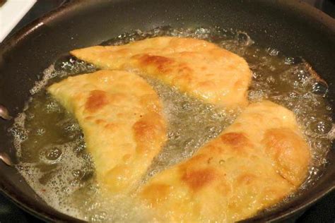 Как приготовить чебуреки с мясом на сковороде: рецепт пошаговый с фото