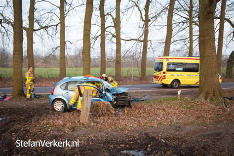 Auto Botst Tegen Boom Bij Ongeval Laanzichtsweg Oldebroek Foto S