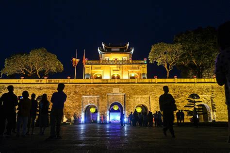 Night tour in Thang Long Imperial Citadel - Eat Out Travel