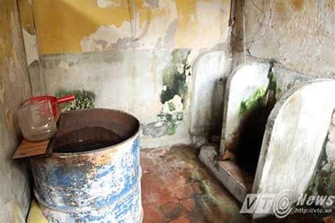 Gay cấn như đi toilet thời bao cấp TUẦN VIỆT NAM
