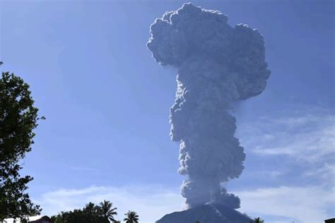 Eruptirao Vulkan Ibu U Indoneziji Izbacio Pepeo Na Visinu Od Est