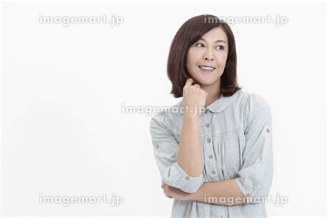 腕組みをする中年女性の写真素材 [103919080] イメージマート