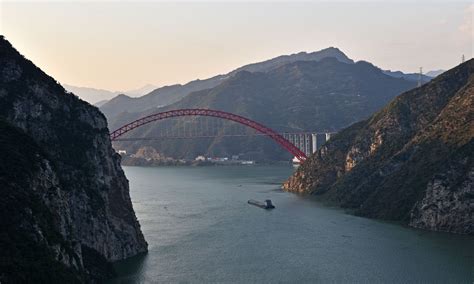 宜昌秭归西陵峡，峡江风光，长江大桥雄姿，一路风景画廊