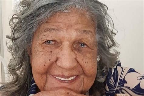 Aos 102 anos idosa entrega currículo e viraliza nas redes