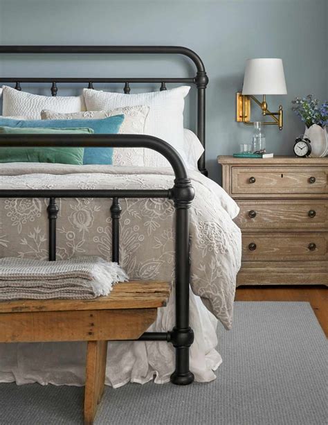 14 Decorating Tips For A Welcoming Well Outfitted Guest Bedroom