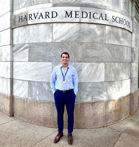 Formado em medicina pelo Centro Multidisciplinar UFRJ Macaé David