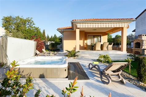 Villa Lavender S Breeze Mit Beheiztem Pool Jacuzzi Fahrr Der Zu